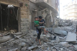 انتشال المصابين جراء القصف الجوي الذي استهدف حي بستان القصر - المصدر مركز حلب الإعلامي - عدسة بهاء الحلبي
