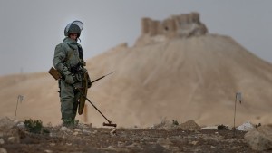 جندي روسي يبحث عن ألغام في المدينة الأثرية في تدمر مصدر- أ ف ب نقلا عن موقع وزارة الدفاع الروسية