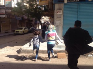 فرار المدنيين من مواقع الاشتباكات في القامشلي