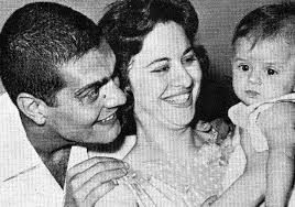 الفنانة وزوجها الفنان عمر الشريف وابنهما