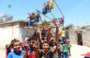 أفراح الأطفال بالعيد في بلدة الغنطو في ريف حمص الشمالي - المصدر تجمع ثوار سوريا