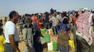 آلاف من اللاجئين السوريين العالقين على الحدود الاردنية - المصدر AP